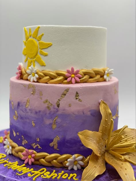 Rapunzel Cake Ideas Sweet 16, Rapunzel Inspired Birthday Cake, Tangled Themed Birthday Cake, Rapunzel 18th Birthday Cake, Rapunzel Sweet 16 Cake, Tangled Cupcakes Ideas, Tangled Inspired Cake, Tangled Quince Cake, Tangled Aesthetic Party