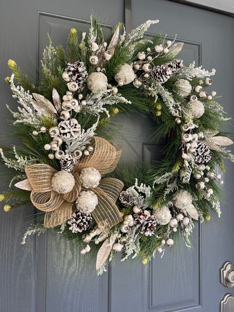 Julkransar Diy, Joulun Aika, Christmas Reef, White Christmas Wreath, Diy Jul, Deco Table Noel, Christmas Door Wreaths, Christmas Wreaths For Front Door, Xmas Wreaths