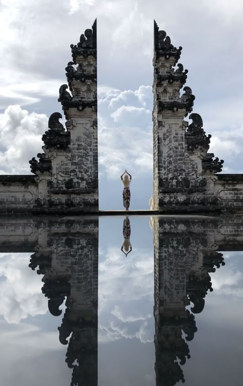 It’s on this mountain that you’ll find the Gates of Heaven in Bali, one of the most iconic and most instagrammable photo spots in Indonesia. Bali Temple Outfit, Gate Of Heaven Bali Poses, Gates Of Heaven Bali, Bali Photoshoot, Gate Of Heaven, Bali Travel Photography, Temple Bali, Bali Guide, World Most Beautiful Place