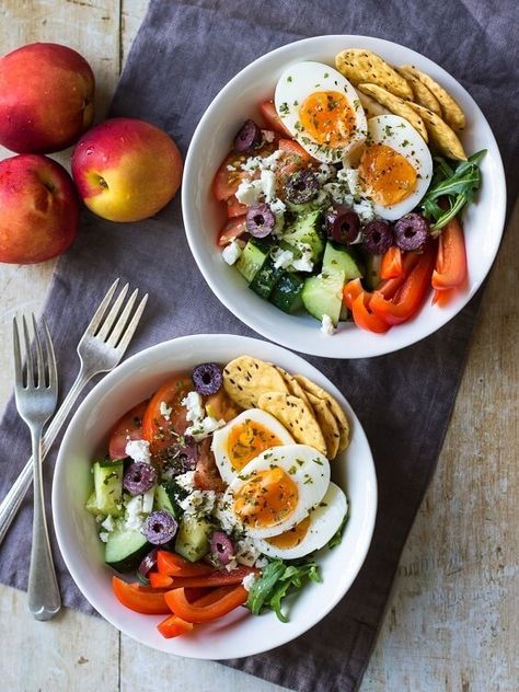 Meal Prep Breakfast Bowls Greek Style. Here's another gluten-free and sugar-free meal that's full of fresh veggies and protein! Menu Sarapan Sehat, Prep Breakfast, Work Lunches, Break Fast, Breakfast Salad, Breakfast Meal, Interesting Recipes, Breakfast Bowl, Quick Healthy Meals