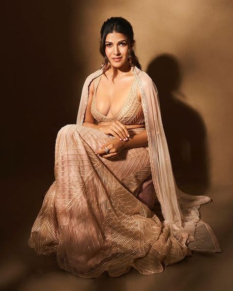 Nimrat Kaur (@nimratofficial) • Instagram photos and videos Nimrat Kaur, Digital Marketing Courses, Dot Earrings, Arabian Beauty Women, Vantage Point, Indian Actress Hot Pics, Curvy Girl Fashion, Bollywood Celebrities