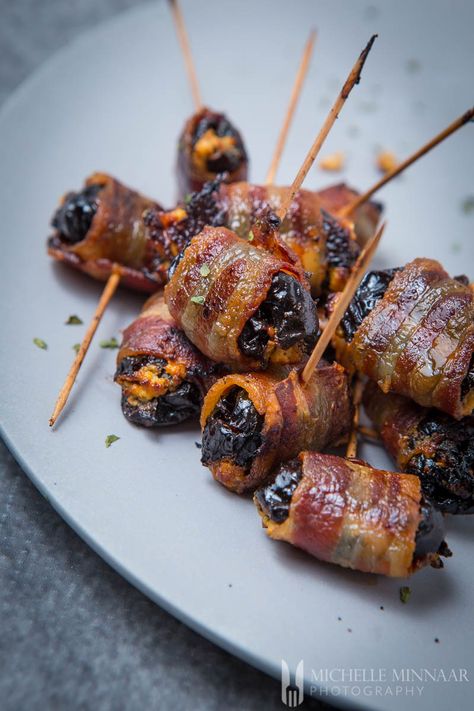 Devils on horseback are what some people call a must when catering for parties. They consist of some dried fruit, usually prunes or dates, which are then wrapped in bacon. You can also substitute and make the devils on horseback with Parma ham. Don't forget the goat's cheese filling. My version includes prunes! Sausage Stuffed Mushrooms Easy, Devils On Horseback, Favorite Party Appetizers, Dates Stuffed, Stuffed Mushrooms Easy, Wrapped Dates, Balsamic Sauce, New Years Appetizers, Peasant Food