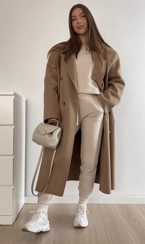 Tan Casual Outfit, Camel Wool Coat Outfit, Beige Cap Outfit, Madrid Outfits, Japan Outfits, Outfits Nyc, Ny Outfits, New Look Fashion, Tracksuit Outfit