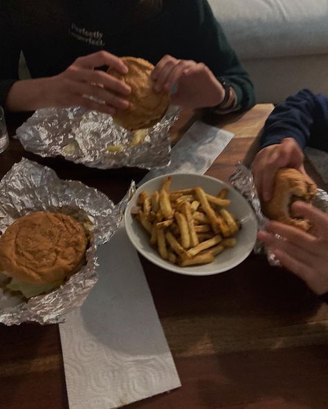 Fast Food With Friends Aesthetic, Guy Eating Aesthetic, Burger Place Aesthetic, Friends Eating Aesthetic, Best Guy Friend Aesthetic, Eating With Friends Aesthetic, Friends At Restaurant, Sis Aesthetic, Burgers Aesthetic