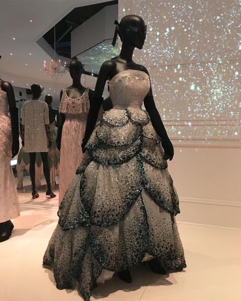 V&a Museum Fashion, Dior Aesthetic Dress, Dior Museum Dress, Dior Dress Elegant, Dior Designs, Dior Gallery, Runway Model Aesthetic, Dior Museum, Dior Designer Of Dreams