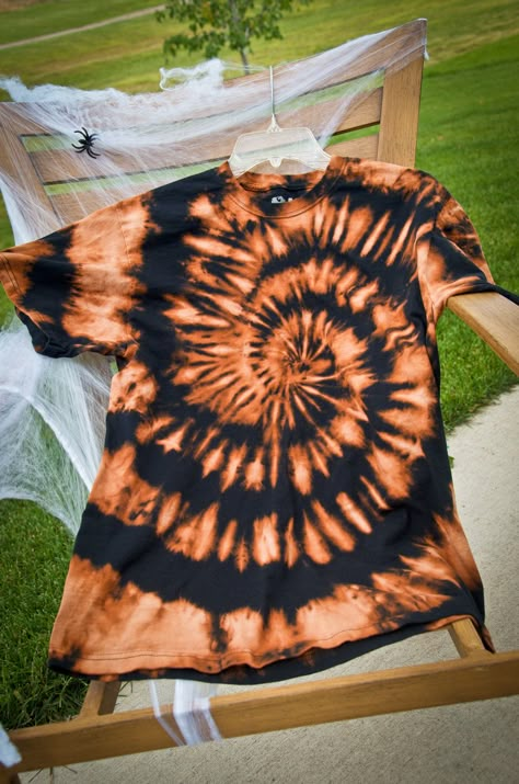 bleach tie-dye wonder what it would look like if you dipped it in orange dye afterward? Camisa Tie Dye, Tie Dye Shirts Patterns, Bleach Hoodie, Tye And Dye, Bleach Shirt, Diy Tie Dye Shirts, Tie Dye Crafts, Diy Tie, Tie Dye Fashion