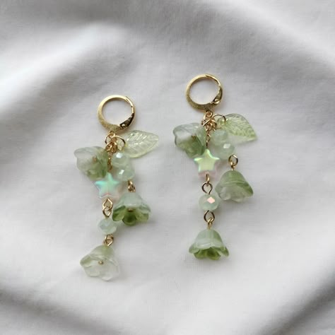 Cute Fairy Earrings, Fairy Earrings Diy, Cottagecore Jewelry Diy, Green Earrings Outfit, Fairycore Accessories, Jewelry Cottagecore, Fairy Costume Ideas, Fairycore Earrings, Earrings Fairycore