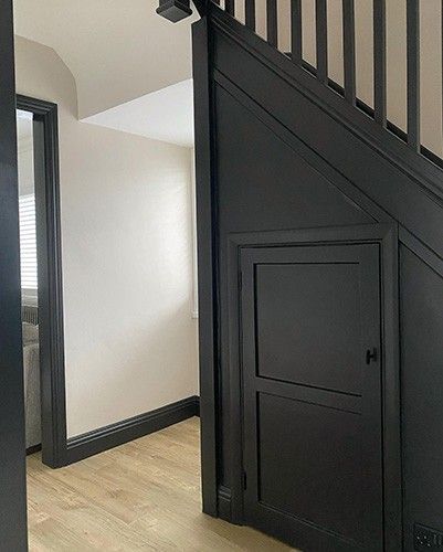 Black Skirting Boards, Grey Skirting Boards, Black Woodwork, Dark Interior Doors, Black Skirting, Staircase Banister Ideas, Aesthetic Colour Palette, Black And White Hallway, Scandi Hallway