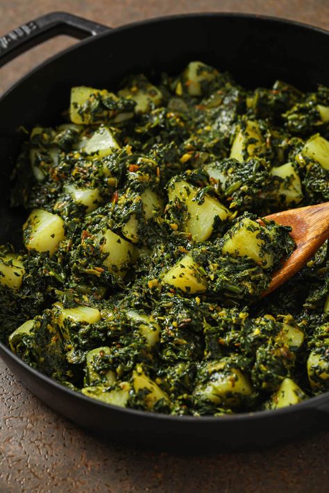 30-Minute Aloo Palak (Spinach and Potato Curry) Spinach And Potatoes, Aloo Palak, Eid Recipes, Recipes Spinach, Curry Recipes Vegetarian, Cooking Spinach, Spinach Curry, Vegetarian Curry, Indian Recipe