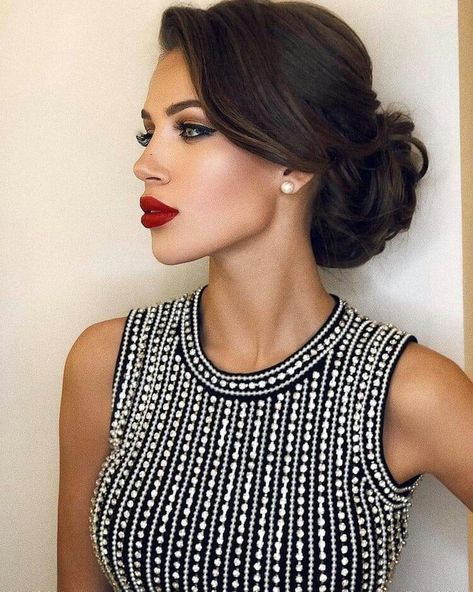 Chignon Simple, Black Haircut Styles, Sanggul Modern, Illusion Gown, Short Haircut Styles, Bridesmaid Hair Makeup, Bridal Hair Updo, Pinterest Hair, Business Hairstyles