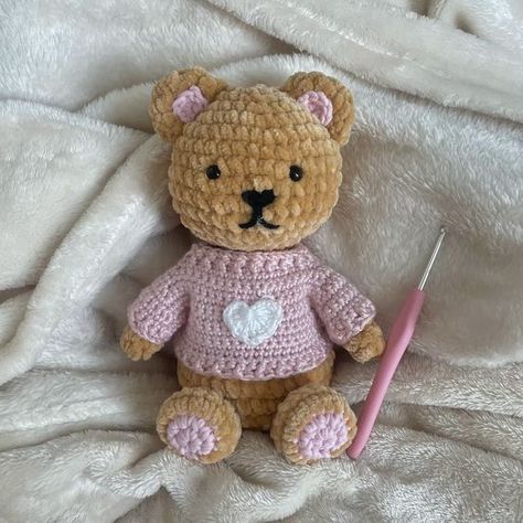 cute & easy crochet teddy bear wearing a heart sweater (amigurumi tutorial) DIY crochet toys #diycrochettoys #crochet #crochettoy #crochettoys 3.245 Crochet Stuffed Animals Bear, Crochet Ideas Animals Easy, Crochet Sweater For Stuffed Animal, Cute Easy Crochet Gifts, Crocheting Stuffed Animals, How To Make A Teddy Bear, Cute Crochet Toys, Crochet Teddy Bear Pattern Free Easy, Crochet Ideas Animals