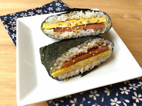 Spam and egg breakfast onigirazu (rice ball sandwich) is wrapped up in dried seaweed. It's a good meal or snack to take on the go. Spam Onigiri, Japanese Breakfast Traditional, Onigiri Recipe, Seaweed Wrap, Easy Japanese Recipes, Gluten Free Buns, Canned Meat, Rice Ball, Rice Balls