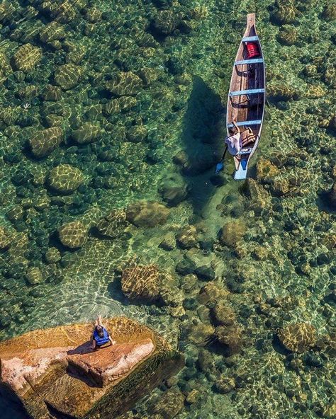 Tripping over this crystal clear water at Dawki River, Meghalaya. #indiacircus #incredibleindia…” Dawki Meghalaya, Dawki River, Umngot River, Surreal Nature, Nature Trip, Clear Lake, Adventure Activities, Nature Trail, Famous Places