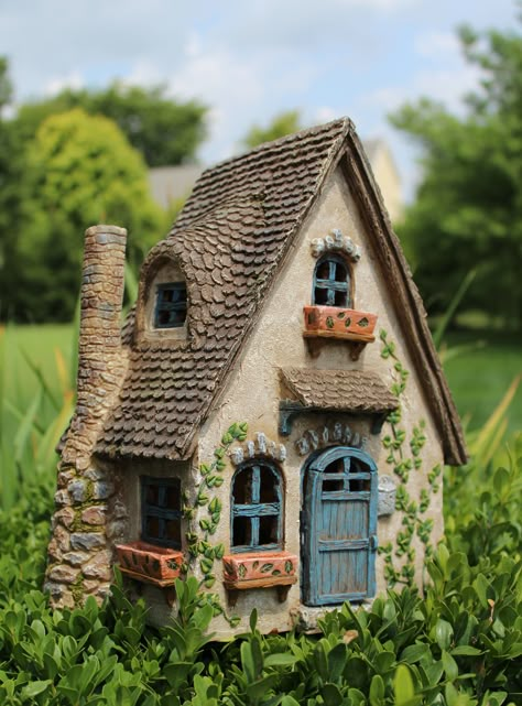 Rustic Chalet, Casa Hobbit, Fairy Tree Houses, Clay Fairy House, Fairy House Diy, Fairy Garden Designs, Pottery Houses, Fairy Homes, Mini Fairy Garden