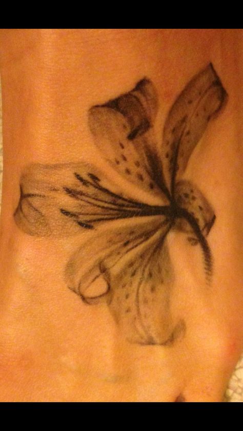 . Tiger Lilies Tattoo, Lily Tattoo Back, Lily Back Tattoo, Tattoos Lily, Tiger Back Tattoo, Tiger Lily Tattoo, Lilies Tattoo, Lily Flower Tattoo, Lilly Tattoo