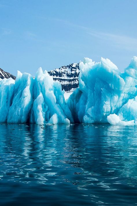 An iceberg in the sea in the North Pole North Pole Aesthetic, Pole Nord, South Pole, North Pole, Top Of The World, Travel