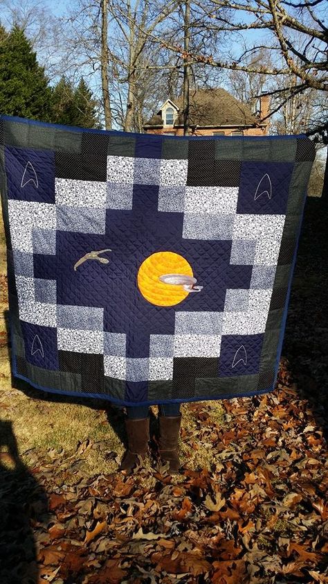 Star Trek - Baby Quilt Star Trek Quilt, Star Trek Baby, Trek Ideas, Star Wars Quilt, Clothes Making, Diy Quilt, Quilting Tips, Glue Crafts, Quilting Ideas