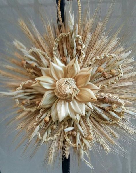 Corn Husk Crafts, Straw Art, Straw Decorations, Eco Christmas, Straw Wreath, Indoor Wreath, Outdoor Wreaths, Heirloom Gifts, Woven Wall Art