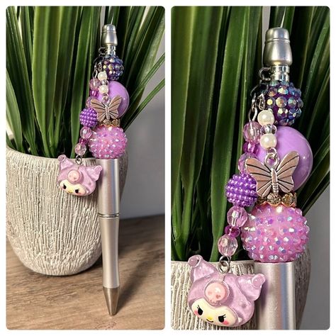 Kuromi 🌸 Beaded Pen Beaded Pens Patterns, Beadable Products Diy, Beaded Pen Ideas, Beaded Pens Ideas, Pen Decorating Ideas, Beadable Pen Ideas, Focal Pens, Badge Reels Diy, Bead Pens