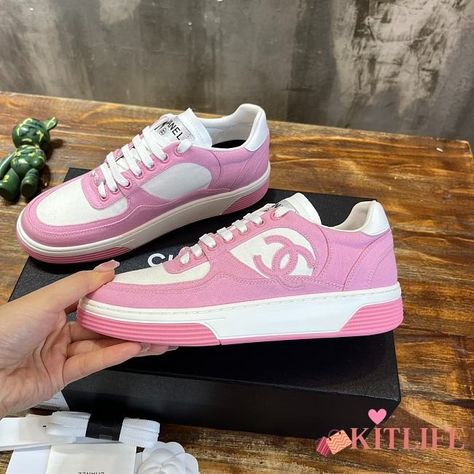 kitlife Chanel Sneaker women pink - kitlife.ru Dior Sneakers Outfit, Chanel Trainers, Versace Pumps, Trainers Outfit, Ysl Wallet, Chanel Woc, Sneaker Outfits Women, Gucci Jacket, Chanel Sneakers