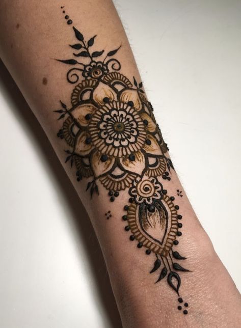 Mehind Designs, Henna Bracelet Design, Henna On Arm, Henna Arm Tattoo, Forearm Henna, Henna Designs Drawing, Henna Designs Arm, Arm Henna, Henna Tattoo Designs Arm