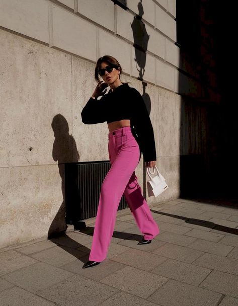 Pink And Black Outfit, Paris Outfit Ideas, Hot Pink Outfit, Black Blazer Outfit, Latina Outfit, Look Rose, Classy Outfits For Women, Pink Trousers, Black Jeans Outfit