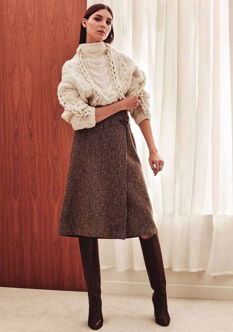 Outfits For Short Women, Stile Blair Waldorf, Adrette Outfits, Fest Outfits, Winter Skirt Outfit, Trendy Outfits Winter, Skirts With Boots, Pullover Outfit, Winter Skirt