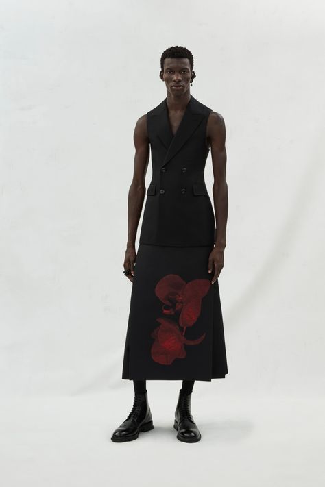 Alexander McQueen | Menswear Fall/Winter 2023 Collection Alexander Mcqueen Menswear, Fall 2023 Menswear, Red Orchid, Quilted Parka, Guys Clothing Styles, Evening Jackets, Alexander Mcqueen Men, Mens Fall, Winter 2023