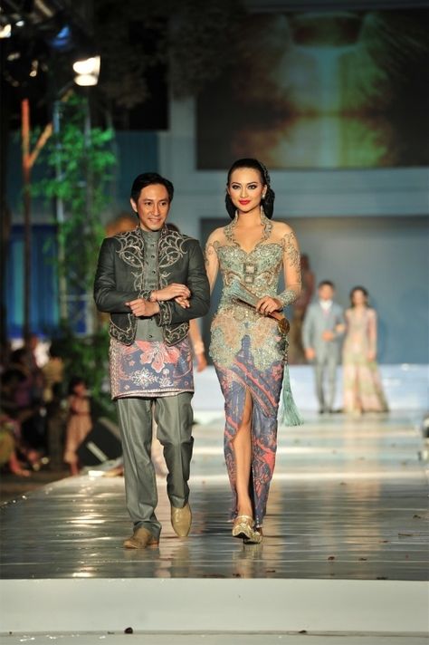 blue-pink kebaya & demang Anne Avantie Kebaya, Batik Wedding, Anne Avantie, Indonesian Design, Indonesian Kebaya, Kebaya Lace, Javanese Wedding, Modern Batik, Dress Kebaya