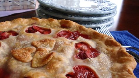 Fresh berries are combined with flour, sugar and cinnamon, piled into a prepared crust, and dotted with butter. Then on goes the top crust, and the pie is slipped into a hot oven until the filling bubbles and the crust turns a golden brown. Irish Treats, Baked Strawberry Pie, Strawberry Cream Pies, Strawberry Pie Recipe, Fresh Strawberry Pie, Cream Pie Recipes, Best Pie, Baked Strawberries, Easy Summer Desserts