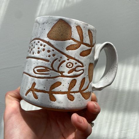 Ceramic Fish Mug, Ceramic Tattoo Ideas, Fish Mug Ceramics, Creative Mug Designs, Scraphito Ceramic, Fish Ceramics Pottery, Glaze Designs Ceramics, Nature Inspired Ceramics, Ceramic Surface Design