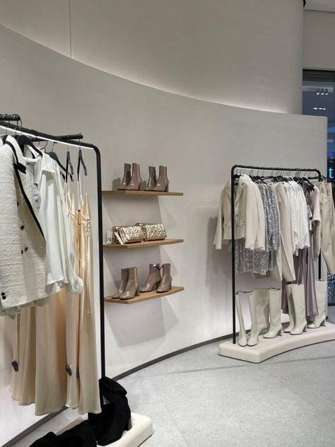 𝘸𝘪𝘯𝘥𝘰𝘸 𝘴𝘩𝘰𝘱𝘱𝘪𝘯𝘨 | 𝘢𝘦𝘴𝘵𝘩𝘦𝘵𝘪𝘤 Zara Retail Design, Zara Store Interior Retail Design, Zara Interior Design Store, Zara Interior Store, Zara Interior Design, Zara Store Interior, Zara Store Aesthetic, Zara Store Design, Clothing Store Design Ideas