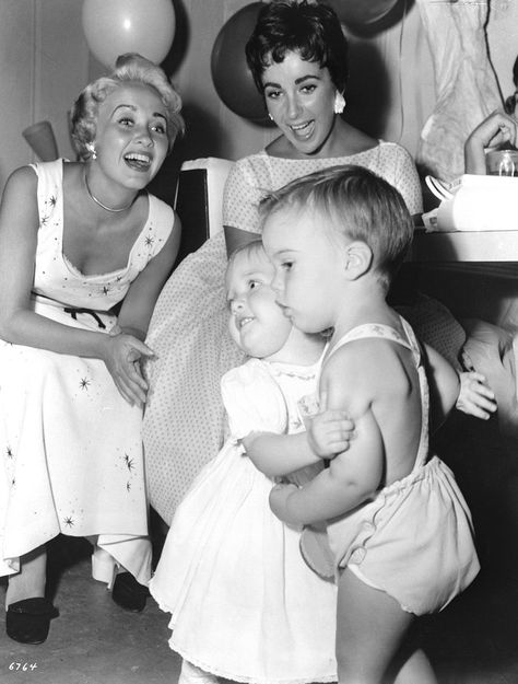 Jane Powell and Elizabeth Taylor with their children, 1955 Jane Powell, Classical Hollywood Cinema, Marguerite Duras, Hollywood Cinema, Actrices Hollywood, Norma Jeane, Mother's Day Photos, Elizabeth Taylor, Golden Age Of Hollywood