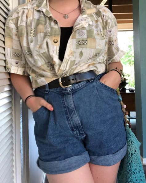 Shorts With Belt Summer Outfits, 80s Shorts Women, 80s Jean Shorts Outfit, Vintage Denim Shorts Outfit, 70s Summer Outfits Shorts, Vintage Summer Outfits Women, 80s Mom Fashion, Summer Outfits 80s Style, 80s Mom Jeans Outfit