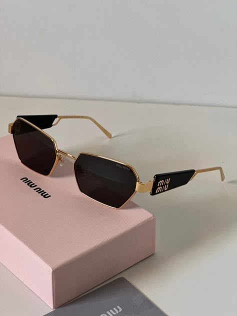 Branded Sunglasses For Women, Pretty Sunglasses, Aesthetic Sunglasses, Fancy Glasses, Classy Glasses, Sunglasses 2024, Unique Sunglasses, Trendy Glasses, Vogue Sunglasses