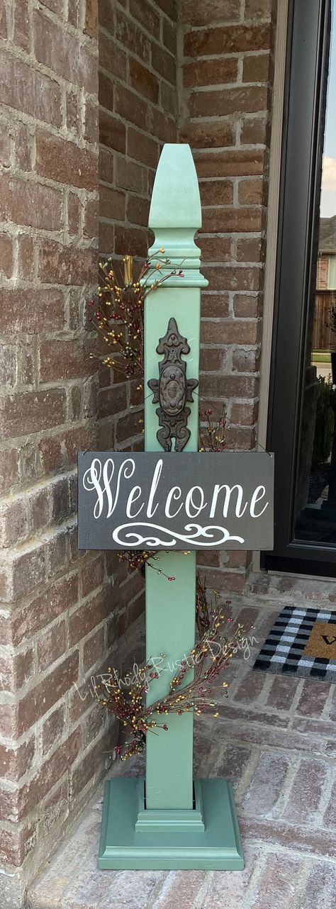 Decorative Porch Post With Decorative Welcome Sign Wreath Post Stand, Tall Outdoor Decor, Wreath Stand Front Porches, Porch Post Sign Holder, Wreath Stand Diy, Wood Post Projects, Rustic Yard Ideas, Rustic Front Porch Ideas, Wood Porch Decor