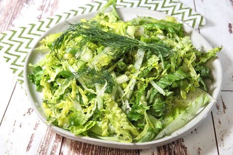 Maroulosalata (Greek Romaine Salad) Greek Easter Recipes, Greek Goodness, Kale Salads, Salad Meals, Traditional Greek Salad, Leafy Salad, Romaine Salad, Resep Salad, Ricotta Cake