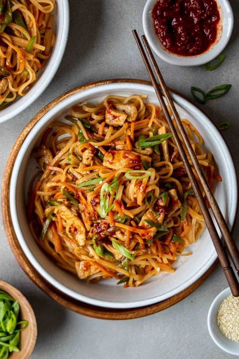 Ready in 15 minutes, these spicy pork noodles are a quick and easy weeknight dinner! If you like spicy noodles, you'll love this recipe. Spicy Pork Noodles, Kay Nutrition, Pork Noodles, Lean Pork, Healthy Weeknight Dinners, Dinner Meal Prep, Meal Prep Ideas, Spicy Pork, Spicy Sausage