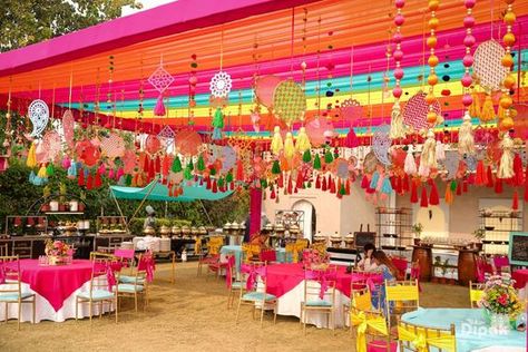 Transform Your Wedding with the Perfect Color Palettes! Traditional Mehndi Decoration, Mehandi Outdoor Decor, Indian Marquee Decor, Quirky Mehendi Decor, Hindi Wedding Decoration, Mehendi Decoration Outdoor, Mehendi Decor Outdoor, Mehandi Decoration Indian Weddings, Outdoor Sangeet Decor