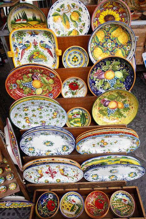 Italian ceramics as far as the eye can see Italian Decor, Tuscan Decorating, Italian Pottery, Italian Kitchen, Home Remodel, Tuscan Style, Mexican Pottery, Italian Ceramics, Cheap Decor