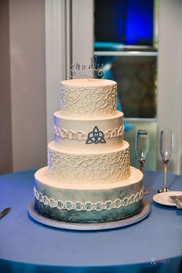 Quilted Wedding Cake, Viking Wedding Cake Ideas, Celtic Wedding Cake, Viking Wedding Cake, Green Brown Wedding, Brown Wedding Cakes, Shamrock Wedding, Blueberry Bread Recipe, Wedding Planning Boards