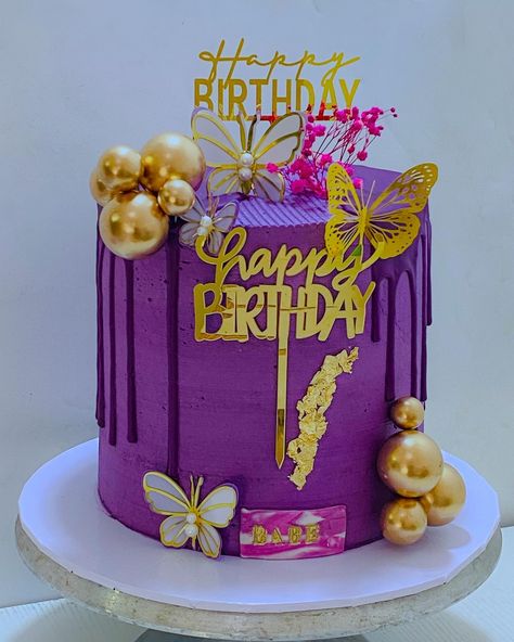 Purple stands for luxury 😍😍💜💜💜 Thank you for choosing @kgcakesng Call or watsapp : 08113683424 / 08168602249 You can also click the link in bio to make order🙏 N: B : I have no right to this song #9jabaker #buttercreambossesnaija #cakesinlagos #bakersinlagos #lagosnigeria #lagosbaker #9jabakers #mushinbaker #surulerebaker #cakeformommy #cakeformom #beautifcakes #bakersinlagos #bakersinlagosmainland #cakeforbabe #whippedcreamcakes #cakeforalady #buttercreamcakeinlagos #mushinbaker #show... Cake Ideas For Women Birthday, Birthday Cake For Women Elegant, Birthday Cake For Women, Floral Cake Design, Red Birthday Cakes, Whipped Cream Cakes, Simple Cakes, Birthday Cake For Mom, Decorating Frosting