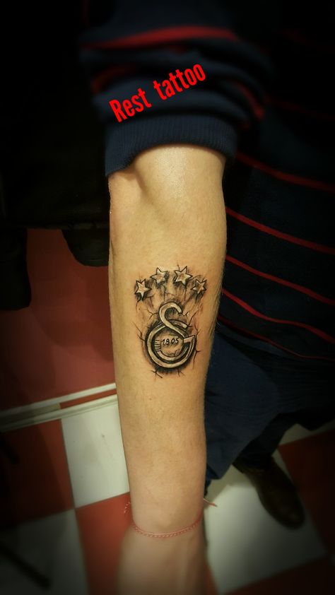 Galatasaray tattoo Galatasaray Tattoo, Watercolour Tattoo, Pirate Tattoo, Tattoo Desings, Tattoo Model, Mini Tattoos, Compass Tattoo, Hand Tattoos, Skull Tattoo