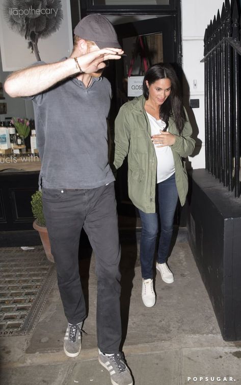 Prince Harry and Meghan Markle at Wellness Store March 2019 Estilo Meghan Markle, Plain White Sneakers, Prince Harry Et Meghan, Casual Date Nights, Prins Harry, Markle Prince Harry, Princess Meghan, Prince Harry And Megan, Meghan Markle Prince Harry