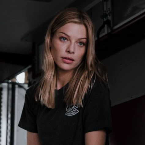 chicago fire • leslie shay • lauren german Leslie Shay, Just Jordan 33, One Chicago, Chicago Girls, Chicago Justice, Fire Icons, Chloe Decker, Lauren German, Taylor Kinney