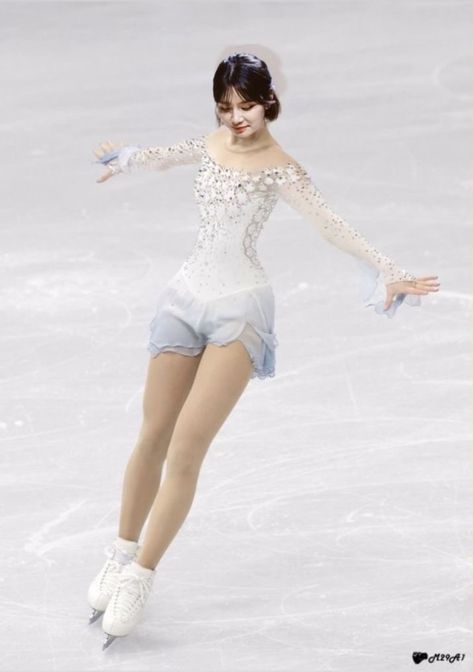 Women Ice Skating Outfits, Ice Skater Outfits Competition, Elegant Ice Skating Dress, Ice Skating Outfit Performance, Ice Skater Drawing Reference, Ice Skating Uniform, Ice Skater Reference, Cute Figure Skating Outfits, Iceskating Astethic Outfit