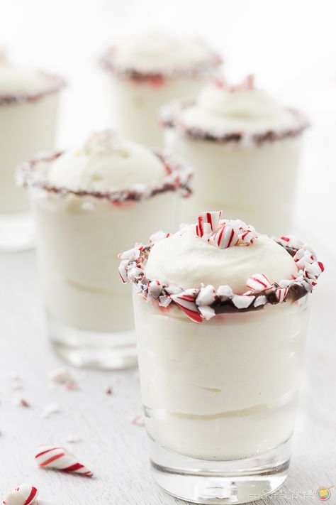 Chocolate Peppermint Mousse, Peppermint Mousse, New Year's Desserts, White Chocolate Peppermint, Diy Christmas Party, Vegan Candies, Refreshing Desserts, Mousse Recipes, Chocolate Peppermint