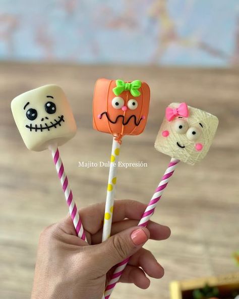 Halloween Chocolate Ideas, Cake Pops Halloween, Holiday Cake Designs, Festa Hotel Transylvania, Fall Cake Pops, Marshmallow Halloween, Decorated Marshmallows, Halloween Candy Apples, Halloween Themed Snacks