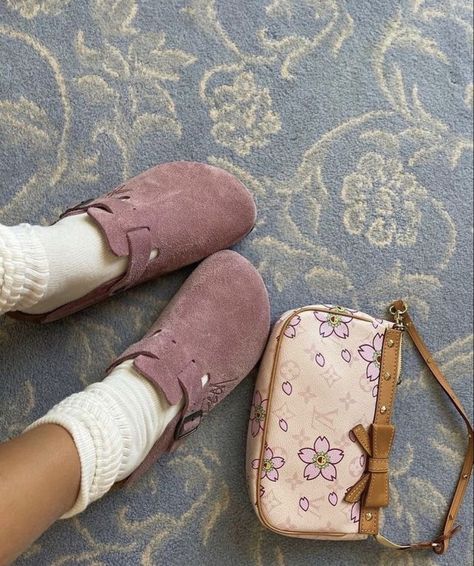 Birkenstocks Outfits, Pink Birkenstocks, Clog Outfit, Louis Vuitton Murakami, Nyc Luxury, Dream Shoe, Nyc Vintage, Pretty Sneakers, Airport Fits