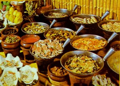 filipino buffet - Google Search Filipino Food Party Table, Party Food Presentation Ideas, Filipino Buffet, Filipino Food Party, Korean Buffet, Picnic Party Food, Bicol Express, Buffet Table Settings, Buffet Set Up